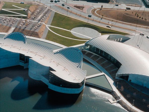 Пример мембранной кровли на зданиях – фото 1