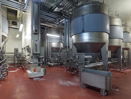 Работа в цеху по производству молочных продуктов пылесосом ICLEAN Работа в цеху по производству молочных продуктов пылесосом ICLEAN